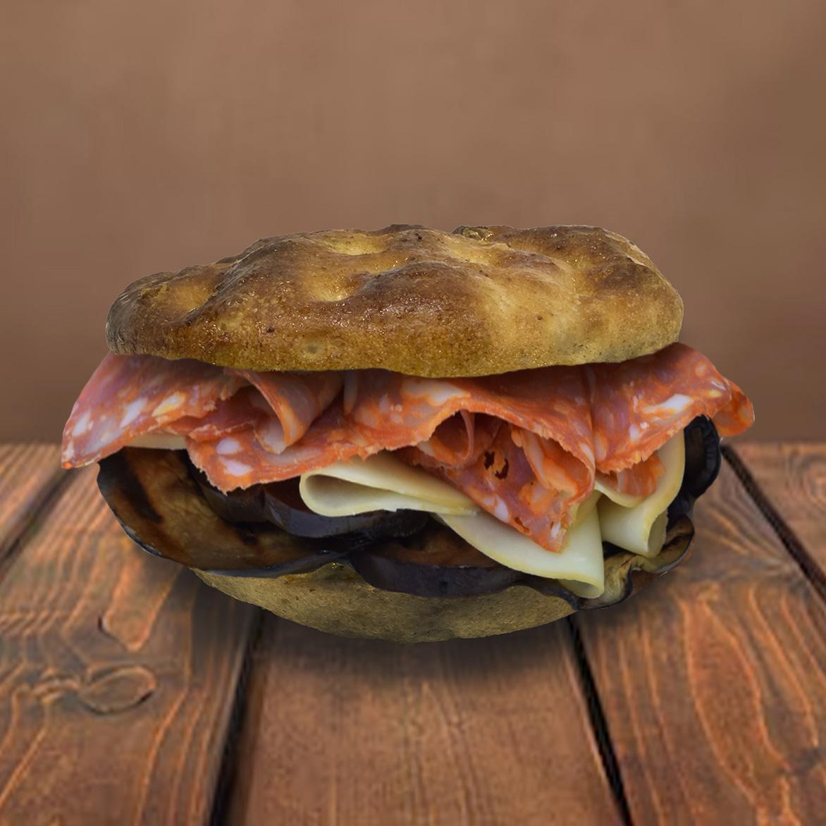 Focaccia al padellino spianata piccante, melanzane e scamorza