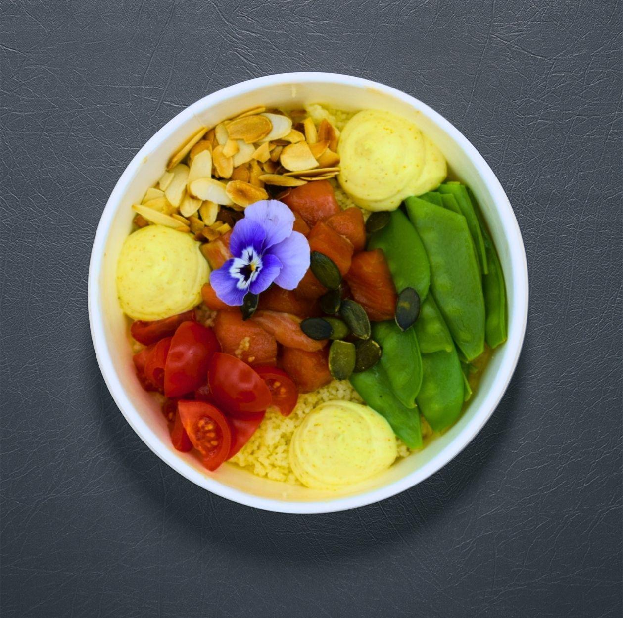 Pokè salmone, couscous e maionese al curry