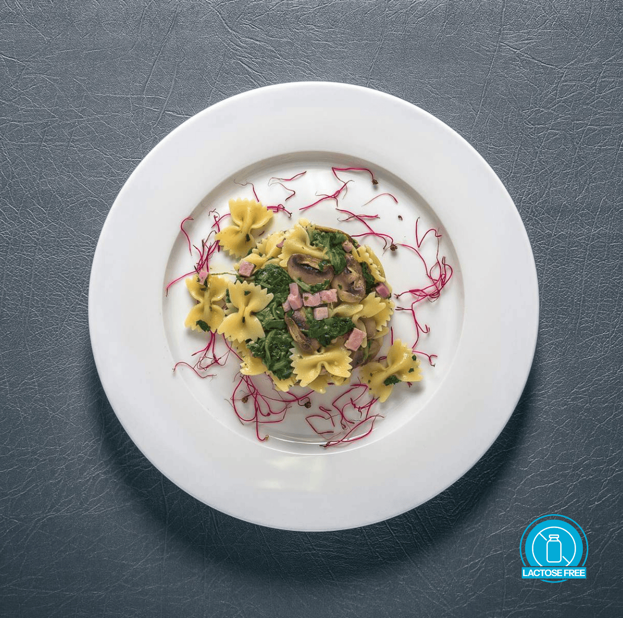 Farfalle con bieta, prosciutto e funghi